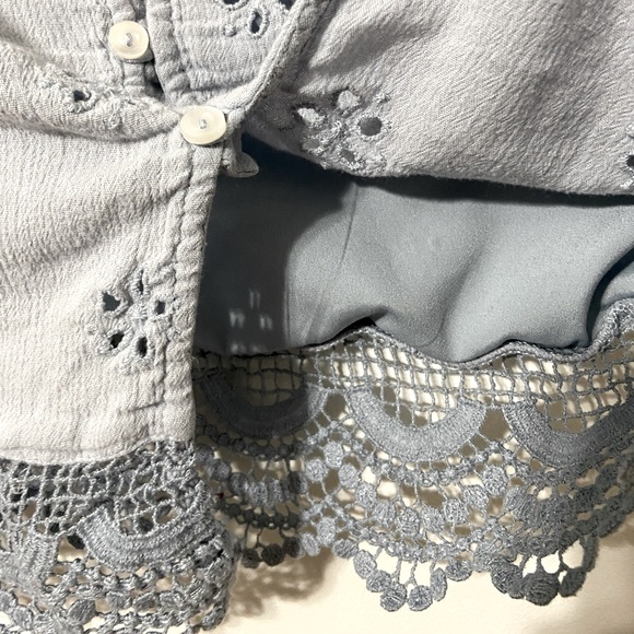 Hollister Button Up Back T-Shirt with Lace and Floral details - Picture 5 of 5